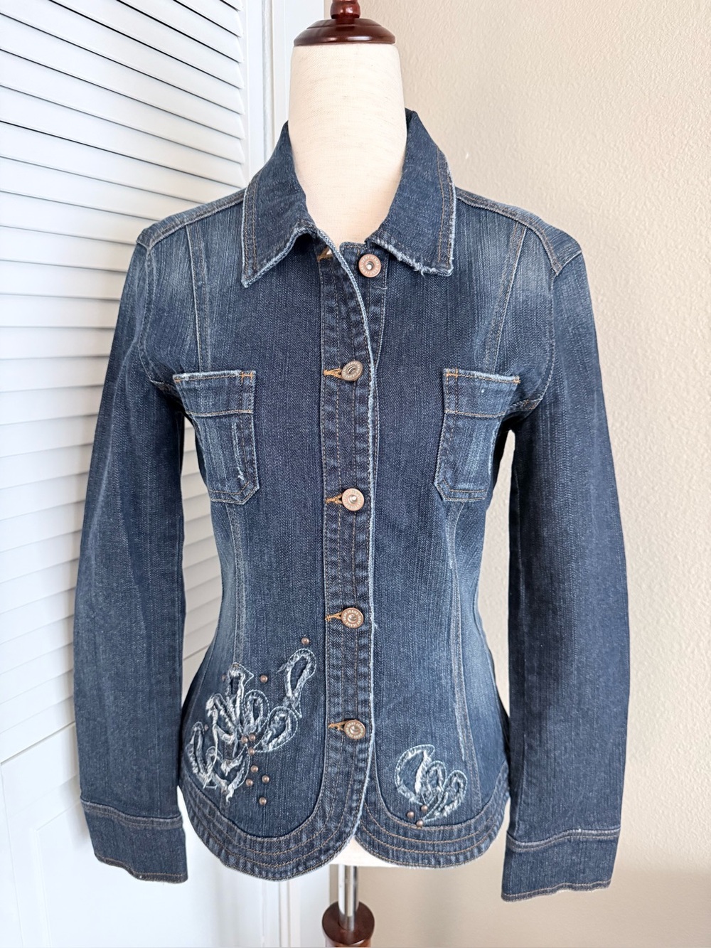 DKNY JEANS Women’s Dark Wash Denim Jacket with Embroidered Detail SIZE small EUC